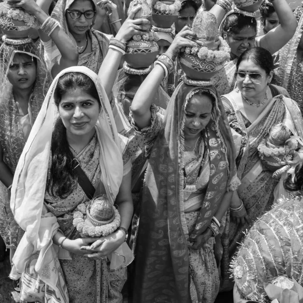 Delhi Indie Kwiecień 2022 Kobiety Kalashem Głowie Podczas Jagannath Temple — Zdjęcie stockowe