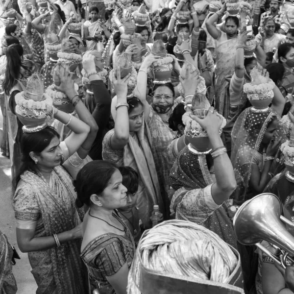 Delhi Indien April 2022 Frauen Mit Kalasche Auf Dem Kopf — Stockfoto