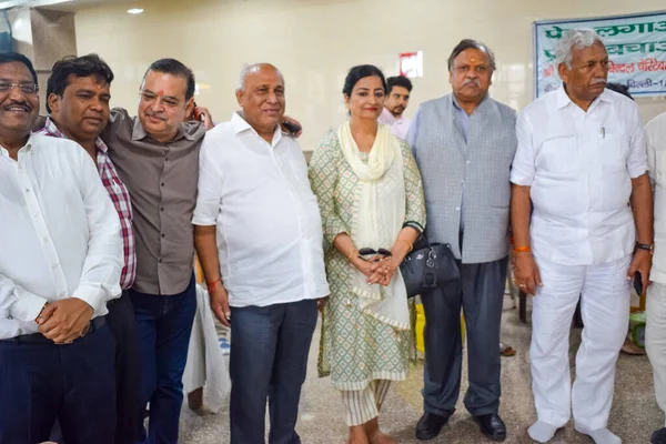 Yeni Delhi, Hindistan, Haziran 19, 2022 - Delhi Vidhansabha 'da Delhi Vidhansabha' da Balaji Tapınağı, Vivek Vihar, Delhi, Hindistan 'da düzenlenen Kan bağışı kampında, Nihat Goel (beyaz kıyafetli) konuşmacı