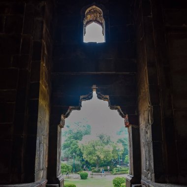 Lodhi Gardens, Delhi, Hindistan 'daki Babür Mimarisi, Lodhi Garden' daki Üç Kubbeli Cami 'nin içindeki Güzel Mimari Cuma namazının camii olduğu söyleniyor.