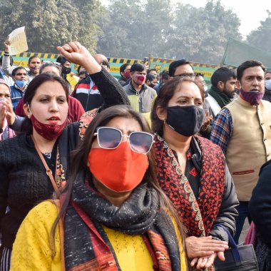 Yeni Delhi, Hindistan 25 Aralık 2021 - Delhi Sözleşmeli Konuk Öğretmenler Delhi AAP Hükümetini protesto eden posterler, bayraklar ve graffitilerle protesto ettiler