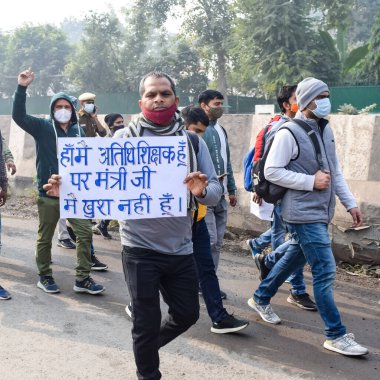 Yeni Delhi, Hindistan 25 Aralık 2021 - Delhi Sözleşmeli Konuk Öğretmenler Delhi AAP Hükümetini protesto eden posterler, bayraklar ve graffitilerle protesto ettiler