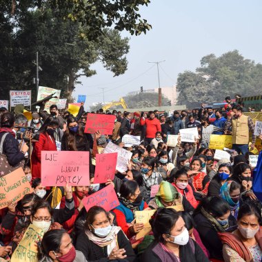 Yeni Delhi, Hindistan 25 Aralık 2021 - Delhi Sözleşmeli Konuk Öğretmenler Delhi AAP Hükümetini protesto eden posterler, bayraklar ve graffitilerle protesto ettiler