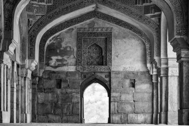 Lodhi Gardens, Delhi, Hindistan 'daki Babür Mimarisi, Lodhi Garden' daki Üç Kubbeli Cami 'nin içindeki Güzel Mimari Cuma namazının camii olduğu söyleniyor.