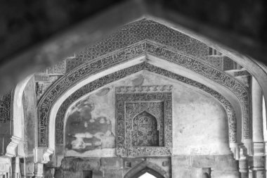 Lodhi Gardens, Delhi, Hindistan 'daki Babür Mimarisi, Lodhi Garden' daki Üç Kubbeli Cami 'nin içindeki Güzel Mimari Cuma namazının camii olduğu söyleniyor.
