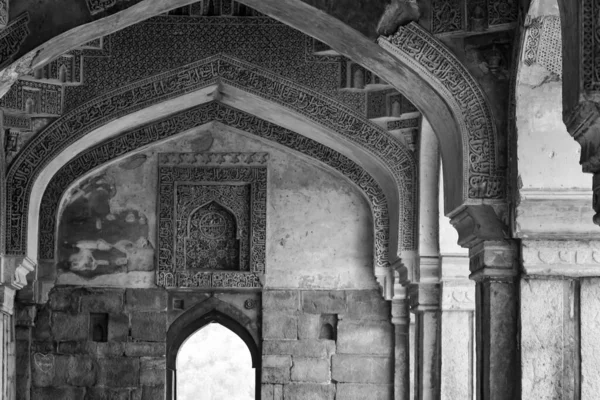 Lodhi Gardens, Delhi, Hindistan 'daki Babür Mimarisi, Lodhi Garden' daki Üç Kubbeli Cami 'nin içindeki Güzel Mimari Cuma namazının camii olduğu söyleniyor.
