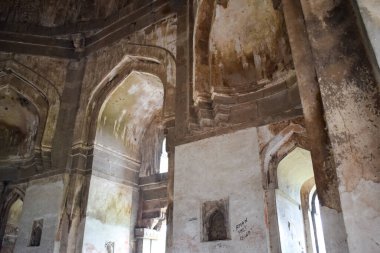 Lodhi Gardens, Delhi, Hindistan 'daki Babür Mimarisi, Lodhi Garden' daki Üç Kubbeli Cami 'nin içindeki Güzel Mimari Cuma namazının camii olduğu söyleniyor.