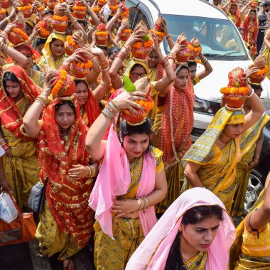 Yeni Delhi, Hindistan 3 Nisan 2022 - Jagannath Tapınağı sırasında Kalaşlı kadınlar Mangal Kalash Yatra, Hintli Hintli dindarlar üzerinde hindistan cevizi olan kutsal su dolu toprak kapları taşıyorlar