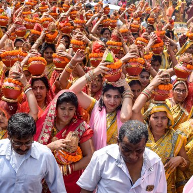 Yeni Delhi, Hindistan 3 Nisan 2022 - Jagannath Tapınağı sırasında Kalaşlı kadınlar Mangal Kalash Yatra, Hintli Hintli dindarlar üzerinde hindistan cevizi olan kutsal su dolu toprak kapları taşıyorlar