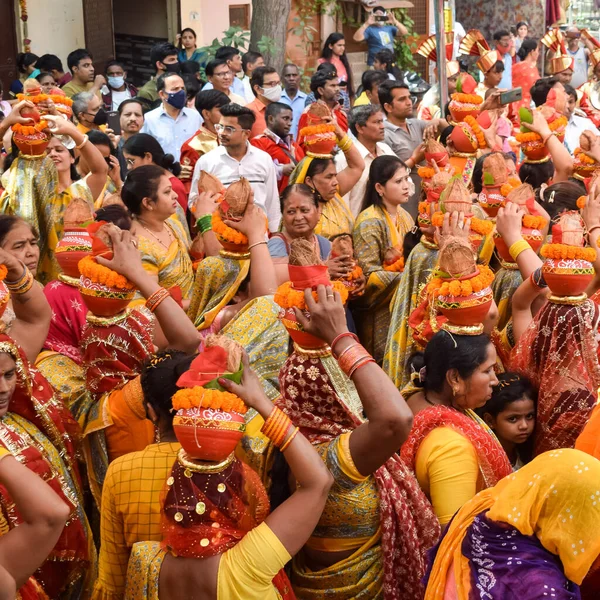 Neu Delhi Indien April 2022 Frauen Mit Kalasche Auf Dem — Stockfoto