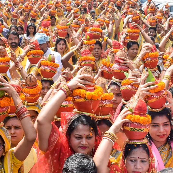 Нью Дели Индия Апреля 2022 Года Женщины Калашем Голове Время — стоковое фото