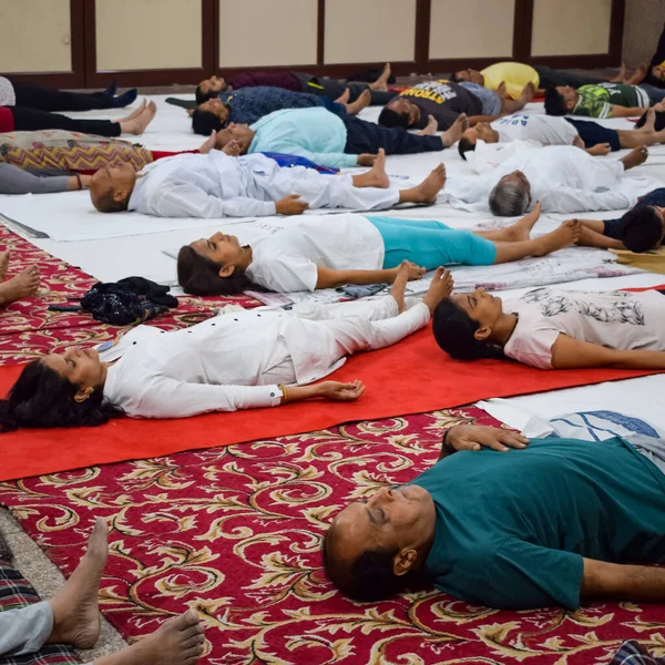 Nueva Delhi India Junio 2022 Sesión Ejercicios Yoga Grupo Para —  Fotos de Stock