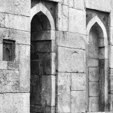 Lodhi Gardens, Delhi, Hindistan 'daki Babür Mimarisi, Lodhi Garden' daki Üç Kubbeli Cami 'nin içindeki Güzel Mimari Cuma namazının camii olduğu söyleniyor.