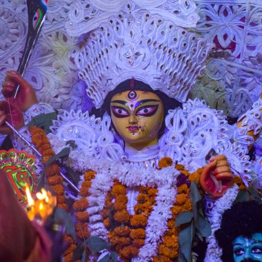 Tanrıça Durga, Hindistan 'ın en büyük Hindu Navratri festivali olan Güney Kolkata Durga Puja, Durga Puja Idol' a yakından bakıyor.