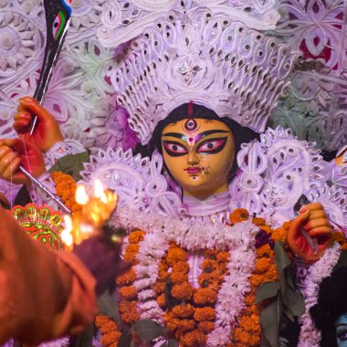 Tanrıça Durga, Hindistan 'ın en büyük Hindu Navratri festivali olan Güney Kolkata Durga Puja, Durga Puja Idol' a yakından bakıyor.