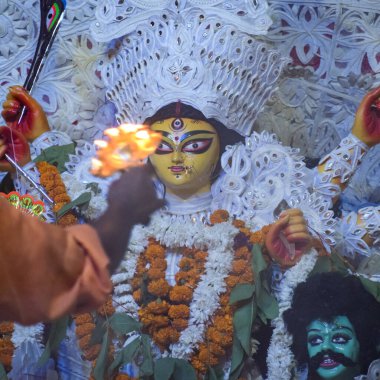 Tanrıça Durga, Hindistan 'ın en büyük Hindu Navratri festivali olan Güney Kolkata Durga Puja, Durga Puja Idol' a yakından bakıyor.