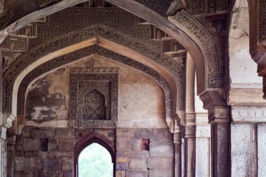 Lodhi Gardens, Delhi, Hindistan 'daki Babür Mimarisi, Lodhi Garden' daki Üç Kubbeli Cami 'nin içindeki Güzel Mimari Cuma namazının camii olduğu söyleniyor.