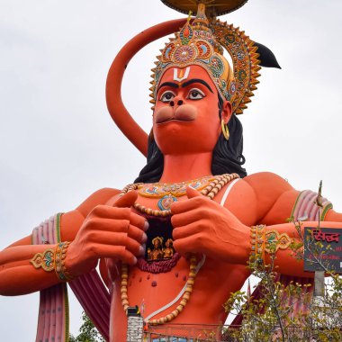 Karol Bagh, Delhi, Hindistan yakınlarındaki Delhi metro köprüsünün yakınındaki Tanrı Hanuman 'ın büyük heykeli.