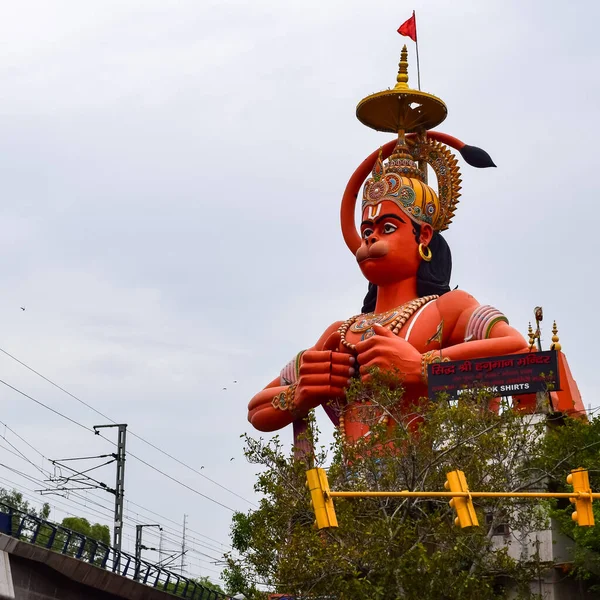 位于印度德里Karol Bagh附近的Delhi地铁站桥附近的Hanuman勋爵的大雕像 Hanuman勋爵的雕像触及天空 — 图库照片