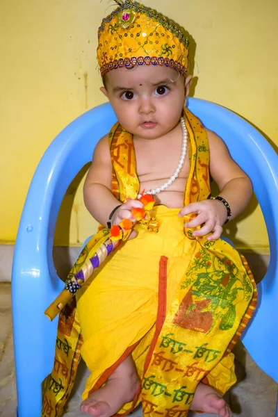 Cute Indian Kid Berpakaian Sebagai Dewa Krishna Kecil Pada Acara — Stok Foto