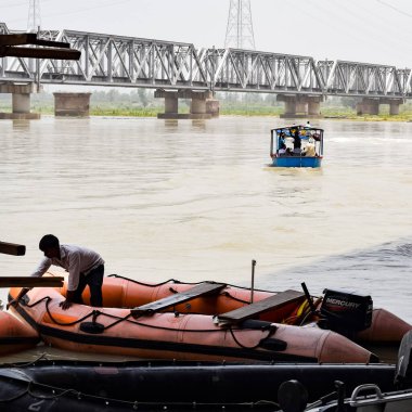Garh Mukteshwar, Uttar Pradesh, Hindistan - 11 Haziran 2022 - Hindular için çok ünlü dini bir yer olan Garh Ganga Brij ghat manzarası olan Nirjala Ekadashi için insanlar kutsal bir dalış yapıyorlar.