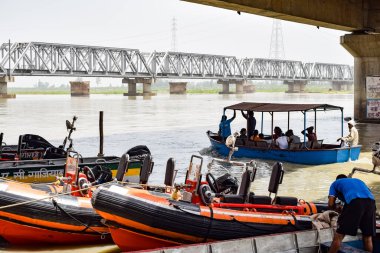 Garh Mukteshwar, Uttar Pradesh, Hindistan - 11 Haziran 2022 - Hindular için çok ünlü dini bir yer olan Garh Ganga Brij ghat manzarası olan Nirjala Ekadashi için insanlar kutsal bir dalış yapıyorlar.