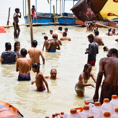 Garh Mukteshwar, Uttar Pradesh, Hindistan - 11 Haziran 2022 - Hindular için çok ünlü dini bir yer olan Garh Ganga Brij ghat manzarası olan Nirjala Ekadashi için insanlar kutsal bir dalış yapıyorlar.