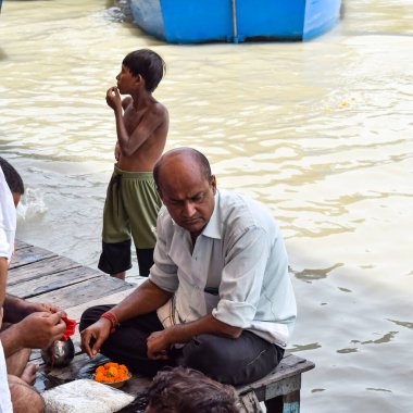 Garh Mukteshwar, Uttar Pradesh, Hindistan - 11 Haziran 2022 - Hindular için çok ünlü dini bir yer olan Garh Ganga Brij ghat manzarası olan Nirjala Ekadashi için insanlar kutsal bir dalış yapıyorlar.