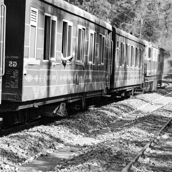 玩具火车在陡峭的山坡上行驶 美丽的景色 一边是山 一边是山谷 一边是铁路 另一边是山林 玩具火车从加尔卡开往印度的Shimla 黑色和白色 — 图库照片