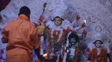Kolkata, Hindistan, 29 Eylül 2023 - Hindistan 'daki en büyük Hindu festivali olan Güney Kolkata Durga Puja, Durga Puja Idol' a geleneksel bakış açısıyla Tanrıça Durga