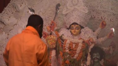 Kolkata, Hindistan, 29 Eylül 2023 - Hindistan 'daki en büyük Hindu festivali olan Güney Kolkata Durga Puja, Durga Puja Idol' a geleneksel bakış açısıyla Tanrıça Durga