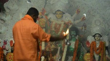 Kolkata, Hindistan, 29 Eylül 2023 - Hindistan 'daki en büyük Hindu festivali olan Güney Kolkata Durga Puja, Durga Puja Idol' a geleneksel bakış açısıyla Tanrıça Durga