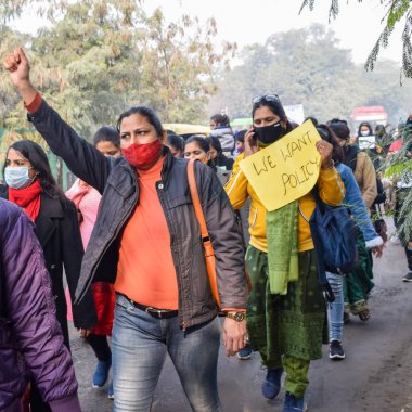 Yeni Delhi, Hindistan 25 Aralık 2021 - Delhi Sözleşmeli Konuk Öğretmenler Delhi AAP Hükümetini protesto eden posterler, bayraklar ve graffitilerle protesto ettiler