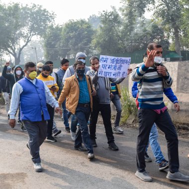 Yeni Delhi, Hindistan 25 Aralık 2021 - Delhi Sözleşmeli Konuk Öğretmenler Delhi AAP Hükümetini protesto eden posterler, bayraklar ve graffitilerle protesto ettiler