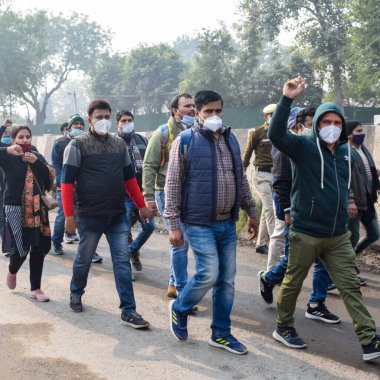 Yeni Delhi, Hindistan 25 Aralık 2021 - Delhi Sözleşmeli Konuk Öğretmenler Delhi AAP Hükümetini protesto eden posterler, bayraklar ve graffitilerle protesto ettiler