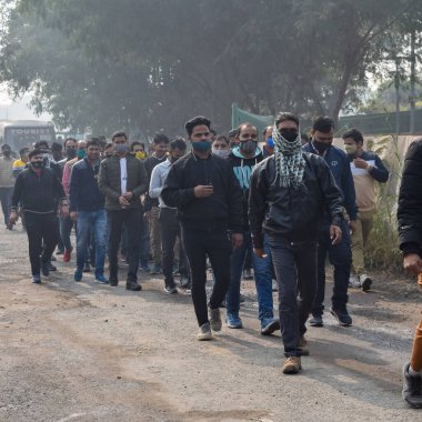 Yeni Delhi, Hindistan 25 Aralık 2021 - Delhi Sözleşmeli Konuk Öğretmenler Delhi AAP Hükümetini protesto eden posterler, bayraklar ve graffitilerle protesto ettiler