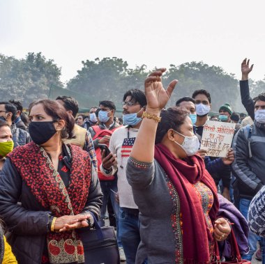 Yeni Delhi, Hindistan 25 Aralık 2021 - Delhi Sözleşmeli Konuk Öğretmenler Delhi AAP Hükümetini protesto eden posterler, bayraklar ve graffitilerle protesto ettiler