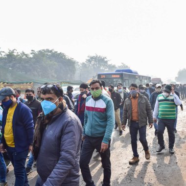 Yeni Delhi, Hindistan 25 Aralık 2021 - Delhi Sözleşmeli Konuk Öğretmenler Delhi AAP Hükümetini protesto eden posterler, bayraklar ve graffitilerle protesto ettiler