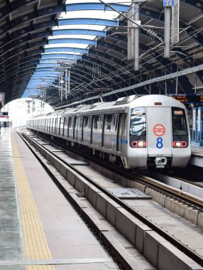 Delhi Metro treni Yeni Delhi, Hindistan, Asya 'daki Jhandewalan metro istasyonuna varıyor. 17 lakhtan fazla yolcunun Delhi Metro' dan yola çıktığı Jhandewalan istasyonundan hareket ediyor.