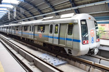 Delhi Metro treni Yeni Delhi, Hindistan, Asya 'daki Jhandewalan metro istasyonuna varıyor. 17 lakhtan fazla yolcunun Delhi Metro' dan yola çıktığı Jhandewalan istasyonundan hareket ediyor.