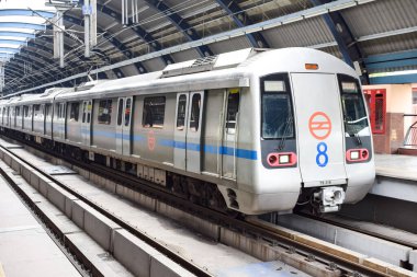 Delhi Metro treni Yeni Delhi, Hindistan, Asya 'daki Jhandewalan metro istasyonuna varıyor. 17 lakhtan fazla yolcunun Delhi Metro' dan yola çıktığı Jhandewalan istasyonundan hareket ediyor.