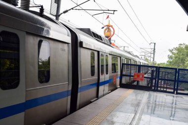 Delhi Metro treni Yeni Delhi, Hindistan, Asya 'daki Jhandewalan metro istasyonuna varıyor. 17 lakhtan fazla yolcunun Delhi Metro' dan yola çıktığı Jhandewalan istasyonundan hareket ediyor.