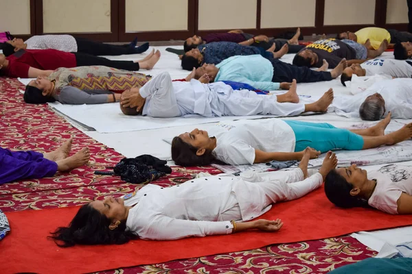 Nueva Delhi India Junio 2022 Sesión Ejercicios Yoga Grupo Para —  Fotos de Stock