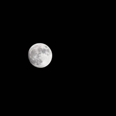 Moon Timelapse, Stock zamanaşımı: Dolunay karanlık gökyüzünde yükseliyor, gece vakti. Dolunay zamanı, gece karanlığında karanlık gökyüzünde ay ışığıyla birlikte kaybolur. Yüksek kaliteli beleş video kaydı veya zaman ayarlı