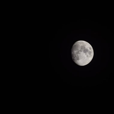 Moon Timelapse, Stock zamanaşımı: Dolunay karanlık gökyüzünde yükseliyor, gece vakti. Dolunay zamanı, gece karanlığında karanlık gökyüzünde ay ışığıyla birlikte kaybolur. Yüksek kaliteli beleş video kaydı veya zaman ayarlı
