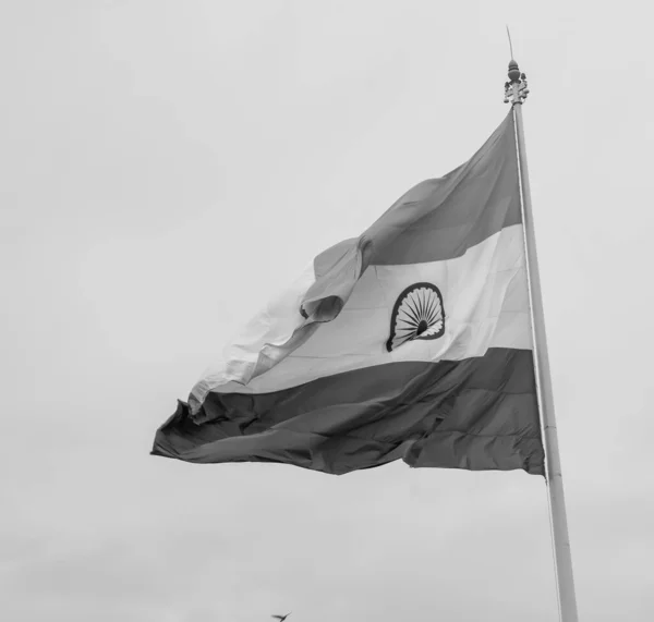 青い空に誇りを持ってコノート プレイスで飛ぶインドの旗 なびくインドの旗 独立記念日とインドの共和国の日のインドの旗 インドの旗を振って 飛ぶインドの旗 黒と白 — ストック写真