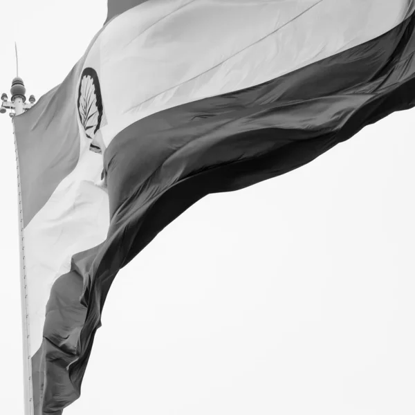 青い空に誇りを持ってコノート プレイスで飛ぶインドの旗 なびくインドの旗 独立記念日とインドの共和国の日のインドの旗 インドの旗を振って 飛ぶインドの旗 黒と白 — ストック写真