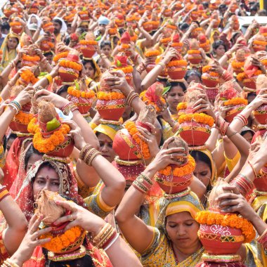 Yeni Delhi, Hindistan 3 Nisan 2022 - Jagannath Tapınağı sırasında Kalaşlı kadınlar Mangal Kalash Yatra, Hintli Hintli dindarlar üzerinde hindistan cevizi olan kutsal su dolu toprak kapları taşıyorlar