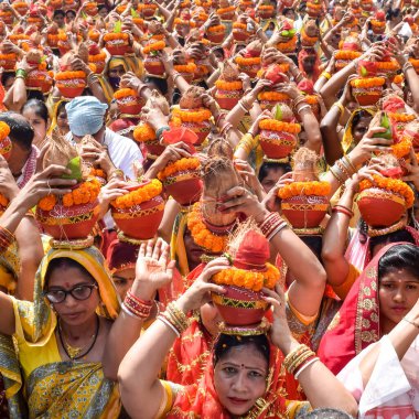 Yeni Delhi, Hindistan 3 Nisan 2022 - Jagannath Tapınağı sırasında Kalaşlı kadınlar Mangal Kalash Yatra, Hintli Hintli dindarlar üzerinde hindistan cevizi olan kutsal su dolu toprak kapları taşıyorlar