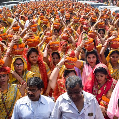 Yeni Delhi, Hindistan 3 Nisan 2022 - Jagannath Tapınağı sırasında Kalaşlı kadınlar Mangal Kalash Yatra, Hintli Hintli dindarlar üzerinde hindistan cevizi olan kutsal su dolu toprak kapları taşıyorlar